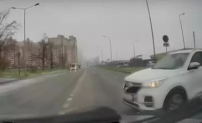 Водитель ушел на встречку от выскочившей со двора машины — чем это кончилось