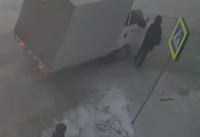 Группа разбора: смотрим два нелепых ДТП, где водители и пешеходы не заметили друг друга