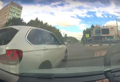 Группа разбора: водитель с регистратором врезался в BMW X5 на перекрестке со смещением полосы. Кто виноват?