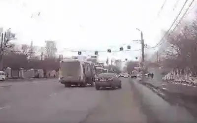 Водитель Camry потеряла управление, врезалась в киоск и ранила продавца — почему ее не наказали