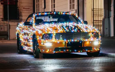 Гирлянда и не только. За какие новогодние украшения на авто лишат прав