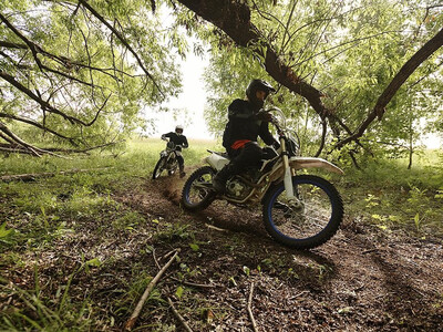 Питбайкеры на Спортивной чуть не сбили семью с младенцем на пешеходном переходе