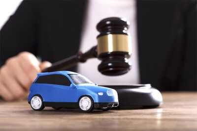 Что будет, если поцарапать дверью чужое авто на стоянке и уехать? Верховный суд разобрался в вопросе