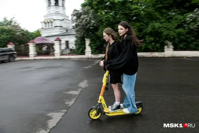 «Власти сейчас просто потушили пожар». Три округа Подмосковья сказали электросамокатам «нет»: почему эксперты против