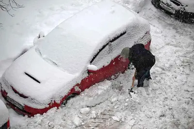 Зима, холода, на машине глыба льда: Что делать, если автомобиль стал жертвой неаккуратной работы коммунальщиков