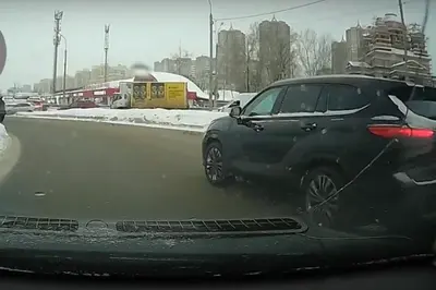 Два водителя не поделили кольцо. Один подрезал другого — как это было и кто виноват