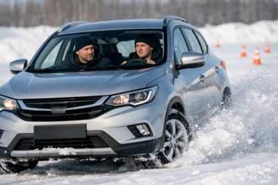 Полезный навык или шарлатанство: что стоит за модой на экстрим-вождение