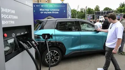 Зарядка вместо бензина. Почему россияне массово переходят на гибриды и электрокары