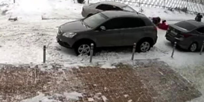 За что водитель из Новосибирска сбил женщину с коляской
