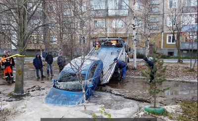 В Северодвинске автомобиль утонул в огромной луже