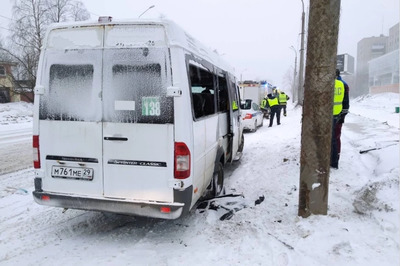 В Архангельске автобус врезался в столб