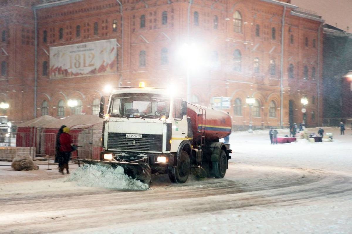 Идет ли эвакуация. Уборка снега автомобилем. Машина для уборки улиц. Снегопад в Москве. Машина для уборки снега.