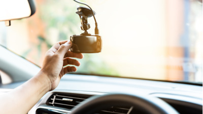 Автоюристы разъяснили закон о запрете вешать гаджеты на лобовое стекло