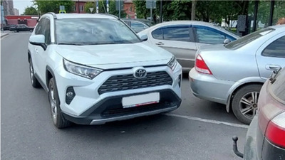 Водители столкнулись интересами на парковке у МФЦ в Истре
